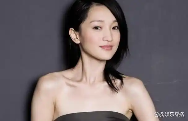 49岁的周迅身材绝了超短黑丝半裙小个子的穿搭福音