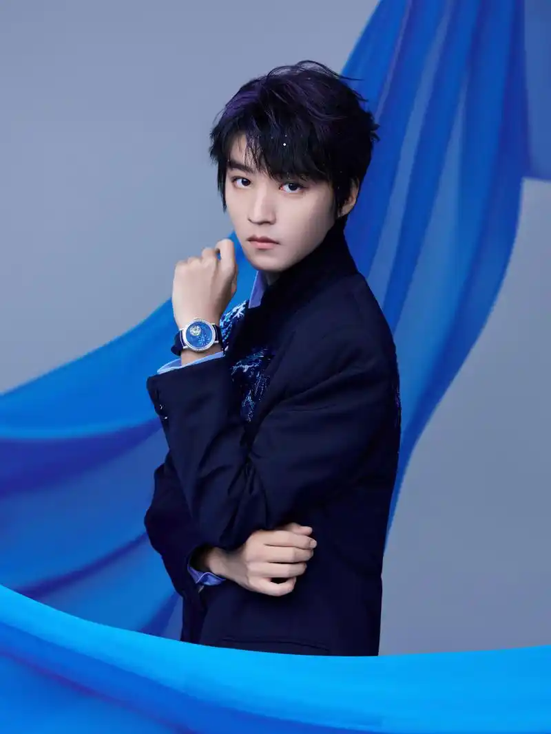 王俊凯轻纱漫舞串联成长碎片,涟漪阵阵潜入蓝色梦境,释义热爱,解构