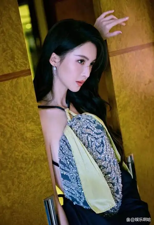 33岁的金晨穿着吊带晚礼服亮相,展现高贵女神形象?