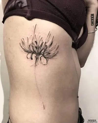 侧腰黑灰彼岸花纹身图案