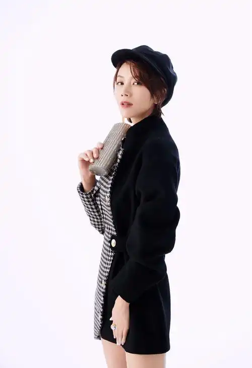 曹曦文单边流苏耳环性感写真图片34