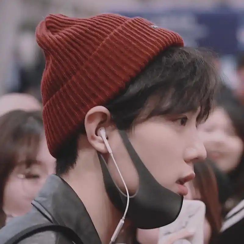 是不是看肖战戴帽子好看也想尝试?劝你不要,因为我已经试过了[饮酒醉]