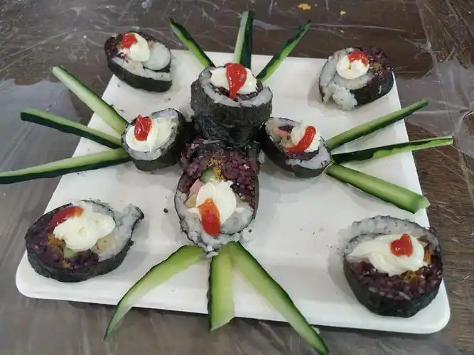 通过精心摆盘,寿司变成了一道精致的艺术品