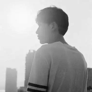 男生背影黑白头像伤感图片高清伤感孤单的男生背影图片头像