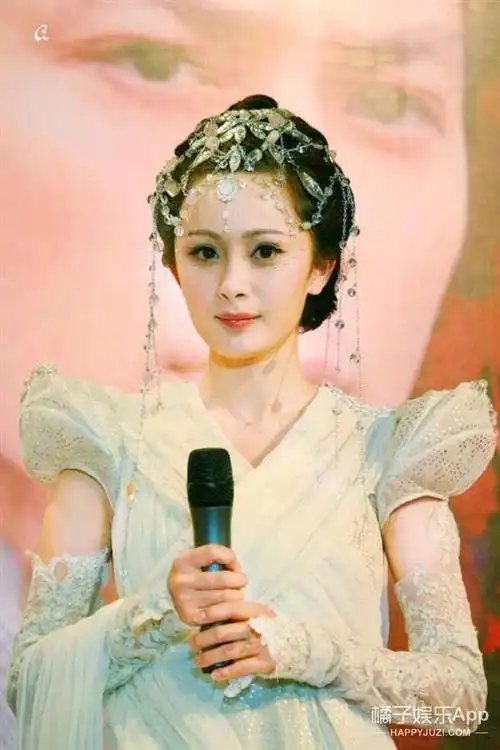 杨幂出道13年发际线后移2厘米不过我们好像找到原因了