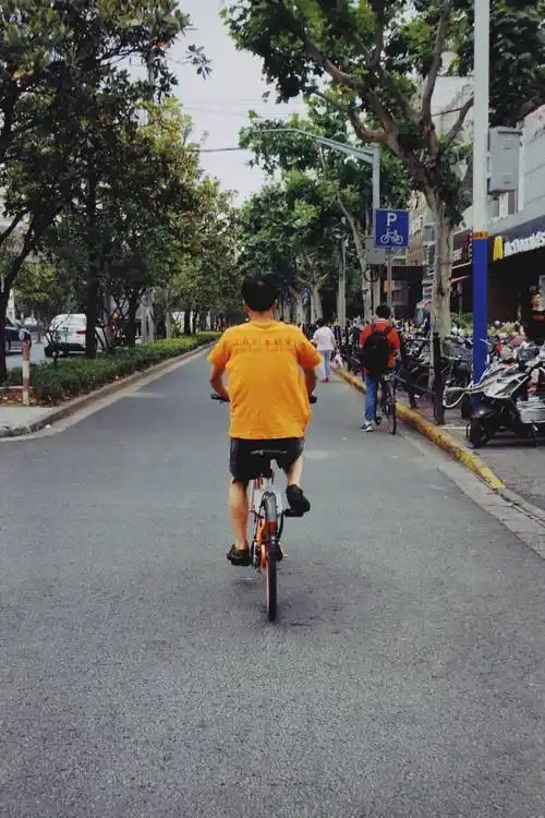 在马路上拍老房子和路人的背影是我最喜欢做的事555project