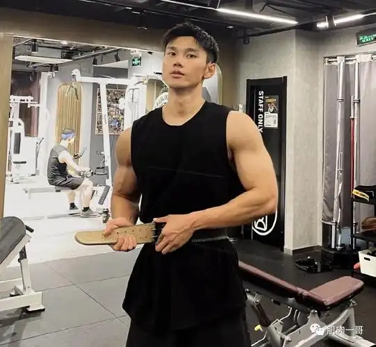 185cm山东男教练私照疯传,肌肉身材太撩了_健身_运动_康康谁