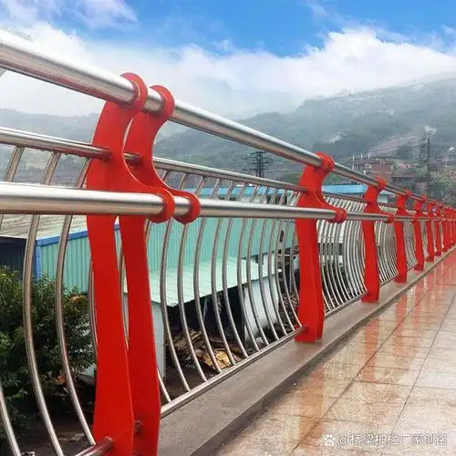 不锈钢人行道的护栏一般采用不锈钢管制作,不锈钢管的材质有304#,201