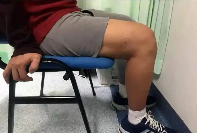 当角度更大时可以通过坐位抱腿的方法达到接近120度的角度.