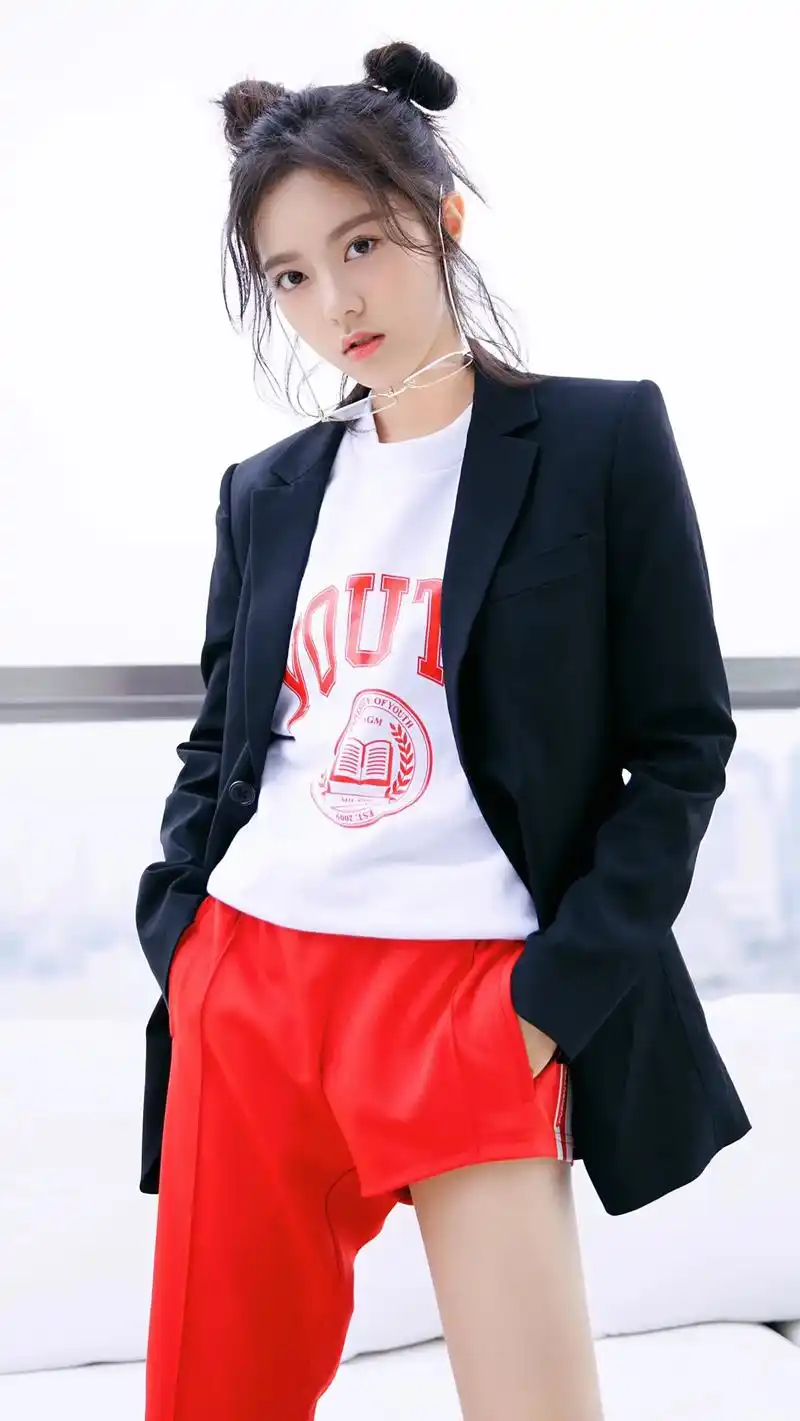 明星#赵今麦#拽妞壁纸  赵今麦,2002年9月29日出生 - 抖音