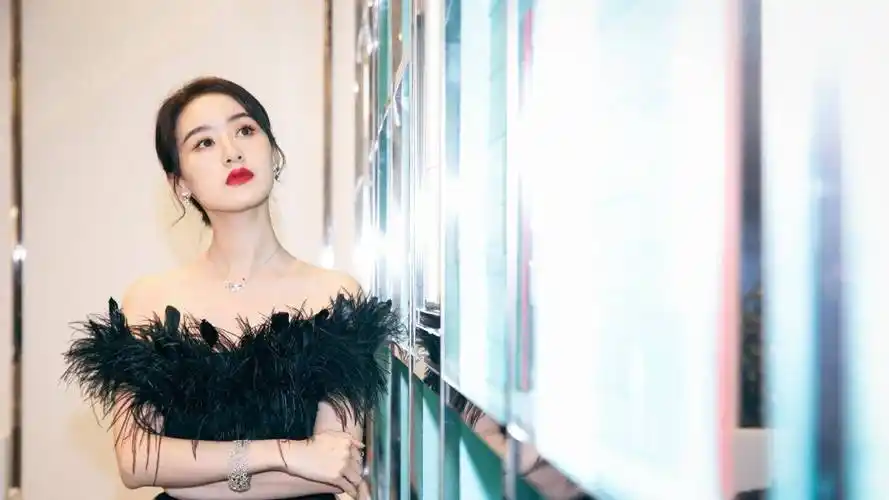 真不愧是仙女,袁冰妍穿香槟色礼服裙灵气满满,藏不住的少女气质_时尚