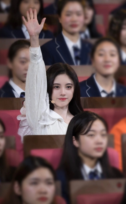 鞠婧祎登上央视"学堂",穿衬衫站起身那刻,终于理解了直男审美