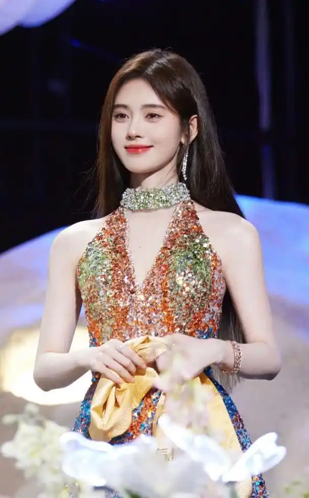 鞠婧祎红毯造型太惊艳,金色流彩亮片礼服长裙,优雅高贵又时尚