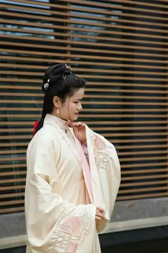 穿汉服的现代女孩