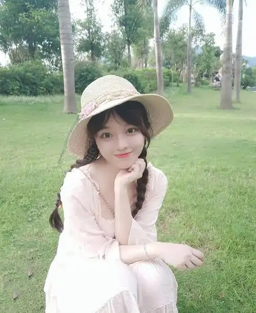 黄霄云身穿银灰亮闪西服,搭白靴,麻花辫灵动俏皮