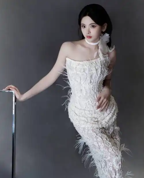 原创钉珠蕾丝礼服裙杨超越身材纤细淑女范十足