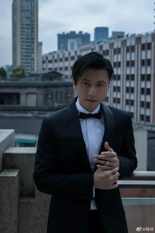 11月11日,谢霆锋在个人社交平台上上传一段悬空转呼啦圈的视频.