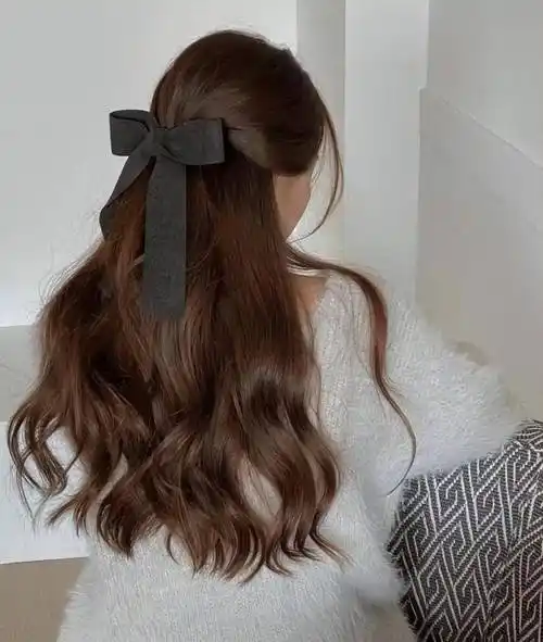 半扎发型如果只是简单的把头发往后扎,难免会显得有些乏味.