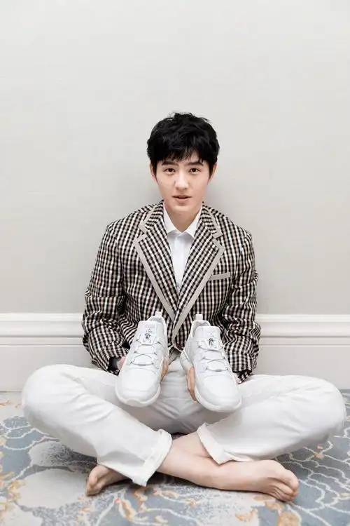 刘昊然赤足代言写真图片44