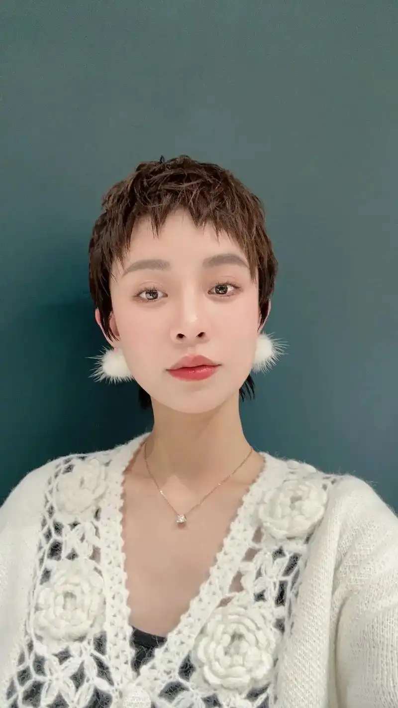 超短发是一种非常时尚和有个性的发型.