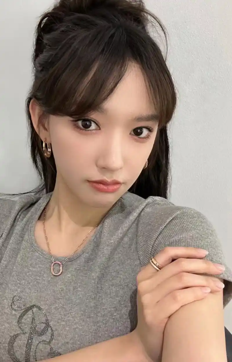 程潇晒周末自拍洋气十足,看似简单的打扮,实际上细节都很精致,耳环