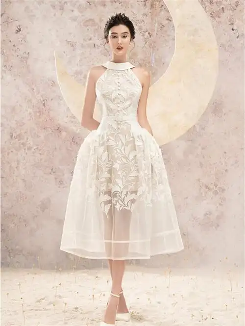 越南复古宫廷风华丽大气刺绣挂脖收腰大摆蓬蓬连衣裙仙气白色礼服