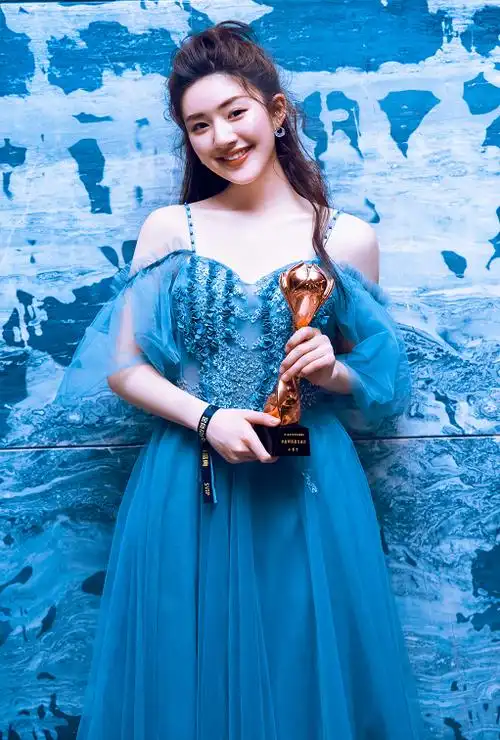 赵露思穿蓝色吊带裙拍写真,谁注意她的腰线了?网友:确定认真的?