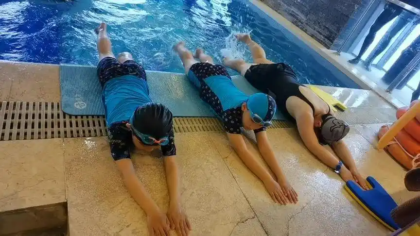 自由泳打腿分为三个阶段,第一阶段,直腿踢腿.#自由泳打腿