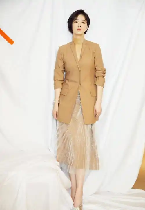 原创多肉的蒋欣还挺美穿印花上衣搭半身纱裙这才是成时尚女性味