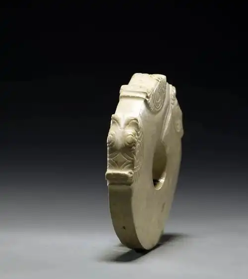 良渚文化龙首纹玉圆牌