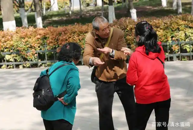 百名聋哑人周日相聚公园 就为大家在一起"聊聊"