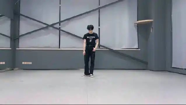 刘耀文更新练习室舞蹈"上课前小练一下"