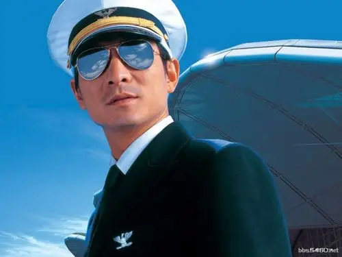 刘德华美丽的一天戴的是蓝色太阳镜吗