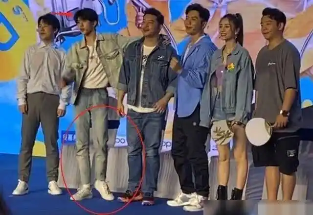 跑男家族合影,沙溢郭麒麟个子不显高,蔡徐坤下意识做法很圈粉