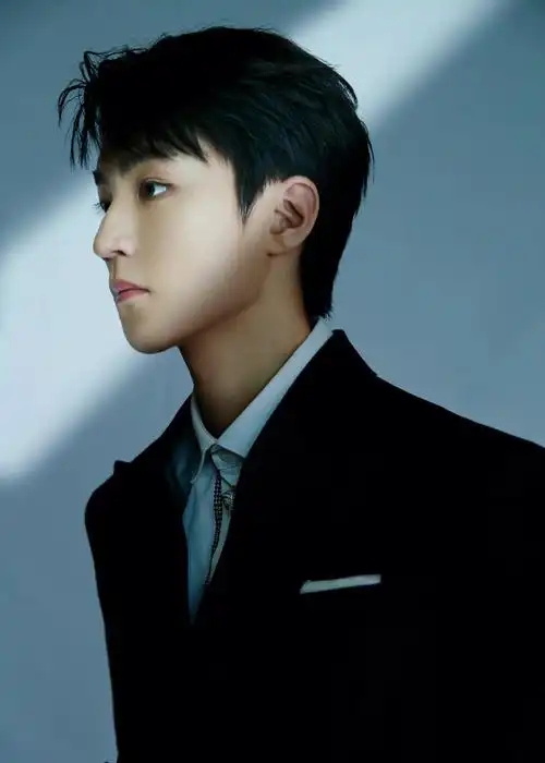 王俊凯  纷繁光影折射赤忱初心,简约西装勾勒沉稳轮廓,刺破偏见,颖Ё