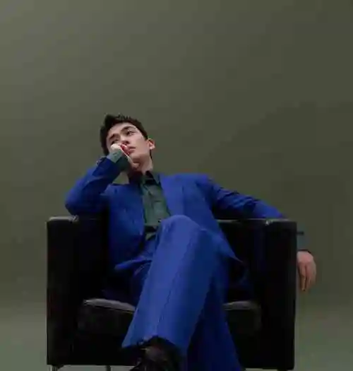 朱一龙侧颜杀无敌,蓝色西装军绿色丝绸衬衣,鞋底一层绿亮了