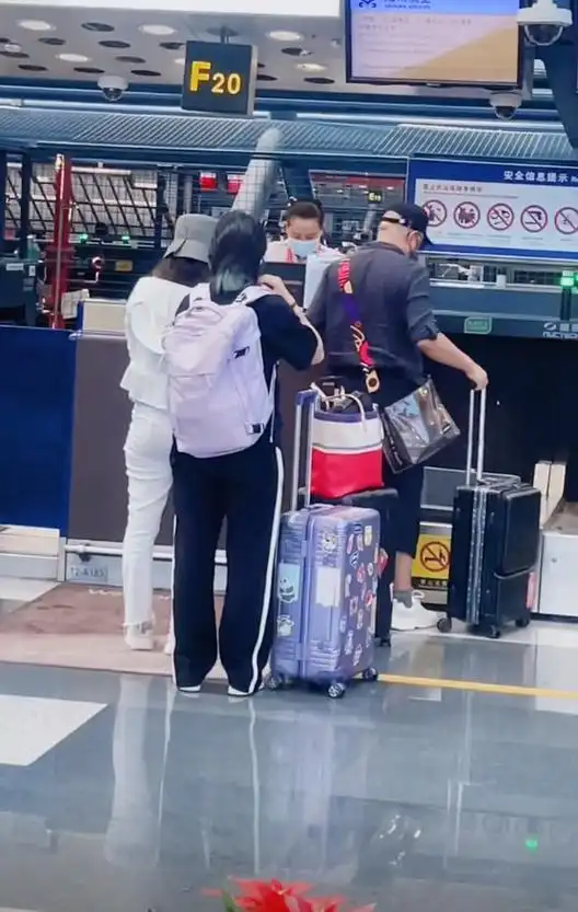 陶虹一家三口罕同框,徐峥张罗登机变贴心,女儿身高瞩目身形像爸