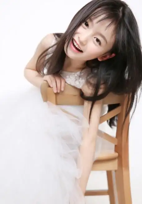 如今裴佳欣个人微博已经有70万左右的粉丝,而她在娱