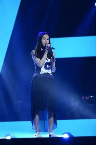 好声音冠军张碧晨行程满 想学外语作曲