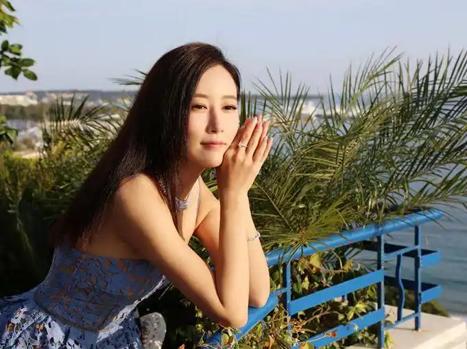 毛俊杰镂空长裙秀身材 小露香肩诱惑迷人