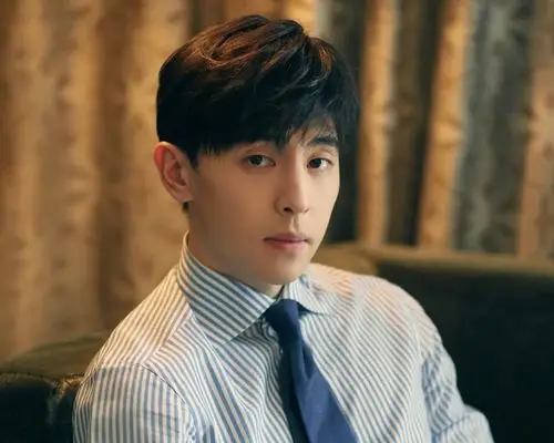 同样担当《楚乔传》副角,窦骁不温不火,男三反而提升当红小生 .