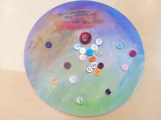 南充市白塔中学创新性开展曼陀罗纽扣画心理成长工作坊