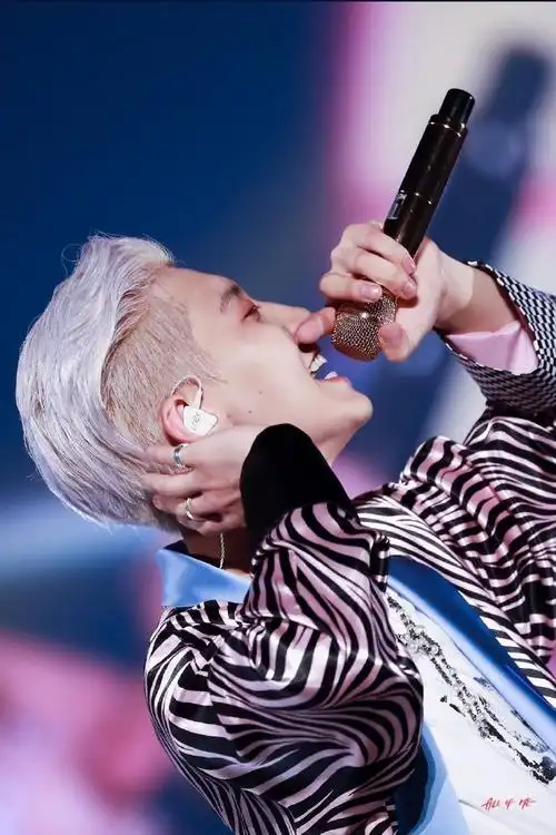 朴灿烈#90#朴灿烈拼接壁纸#朴灿烈银发侧剃的神@real__pcyyyyy