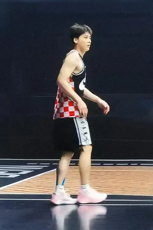 李易峰8月24日在成都和9月24日在北京跟朋友打篮球的偶遇新图和合影