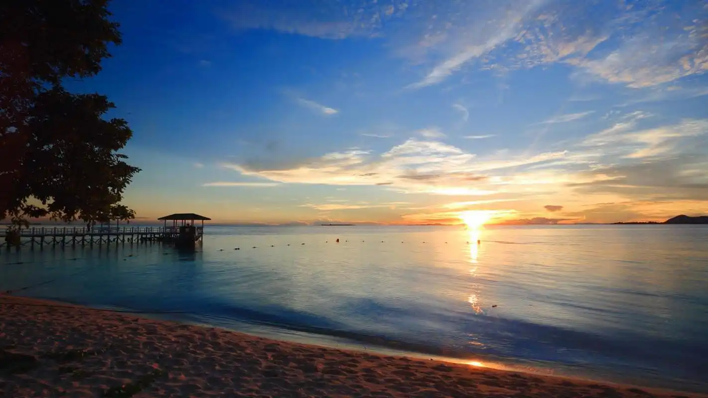 仙本那海岛落日夕阳唯美风景图片桌面壁纸