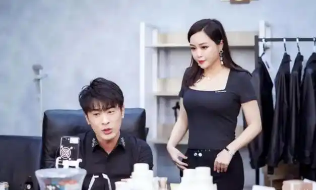 曾邀成龙参加婚礼的辛巴又一年下血本为老婆庆生礼物超显豪横