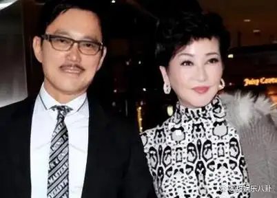 谢霆锋回香港出席首映礼,狄波拉戴红发箍现身,72岁打扮仍像少女