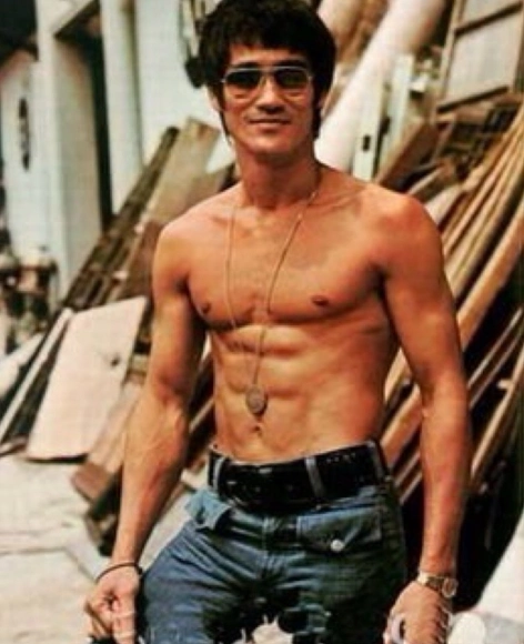 看了李小龙的肌肉,再看看李连杰的,这差距不是一般的大啊!