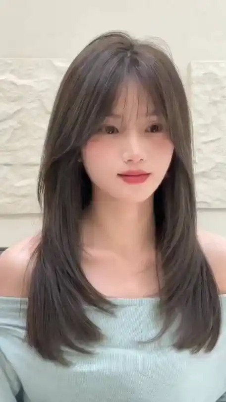 氛围感十足的锁骨发中长发…这样的发型设计让你美得无可挑剔,氛围感