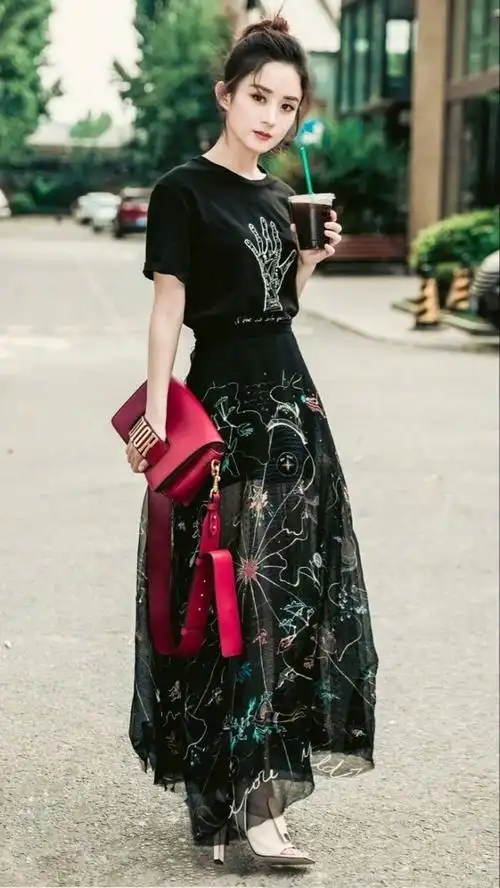 赵丽颖 时尚穿搭 演绎不同的风格,简直美出天际,完美诠释了甜美可人